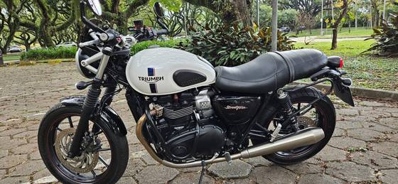 TRIUMPH STREET TWIN TRIUMPH STREET TWIN